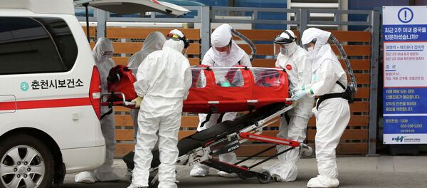 Коронавирус менен ооруган бейтапты ооруканага жеткирип жаткан медицина кызматкерлери Коронавирус менен ооруган бейтапты ооруканага жеткирип жаткан медицина кызматкерлери - Sputnik Кыргызстан