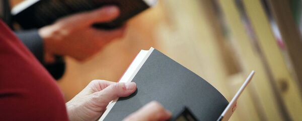 Китеп окуп жаткан адамдар. Архив - Sputnik Кыргызстан