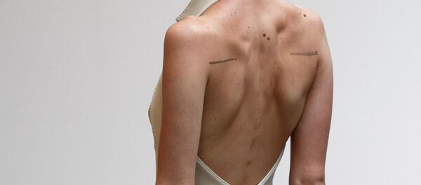 Девушка стоит спиной. Архивное фото - Sputnik Кыргызстан