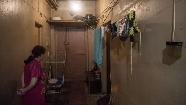 Женщина в коридоре коммунальной квартиры. Архивное фото - Sputnik Кыргызстан
