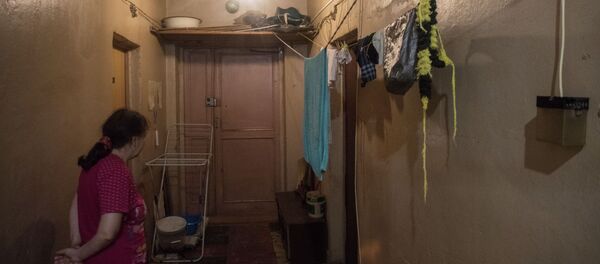 Женщина в коридоре коммунальной квартиры. Архивное фото - Sputnik Кыргызстан