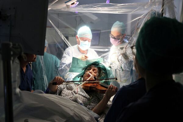 Операция по удалению опухоли мозга в больнице Королевского колледжа в Лондоне - Sputnik Кыргызстан