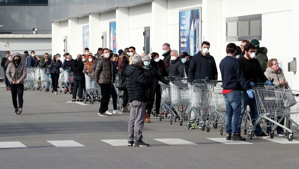 Люди стоят в очереди в супермаркете в городе Казальпустерленго, который был закрыт итальянским правительством из-за вспышки коронавируса в северной Италии, 23 февраля 2020 года - Sputnik Кыргызстан