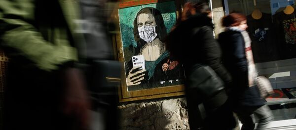 Люди проходят мимо картины на одной из улиц Барселоны, в котором изображена Мона Лиза в защитной маске - Sputnik Кыргызстан