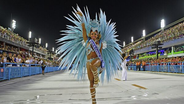 В год Рио-де-Жанейро и Сан-Паулу прошел традиционный бразильский карнавал. Посмотреть на это приезжают более миллиона туристов. В течение трех дней повсюду царит безудержное веселье. - Sputnik Кыргызстан