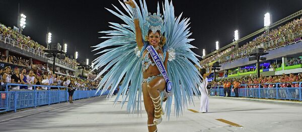 В год Рио-де-Жанейро и Сан-Паулу прошел традиционный бразильский карнавал. Посмотреть на это приезжают более миллиона туристов. В течение трех дней повсюду царит безудержное веселье. - Sputnik Кыргызстан