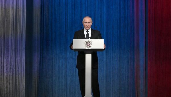 Президент РФ Владимир Путин произносит торжественную речь во время концерта, посвященного Дню защитника Отечества. - Sputnik Кыргызстан