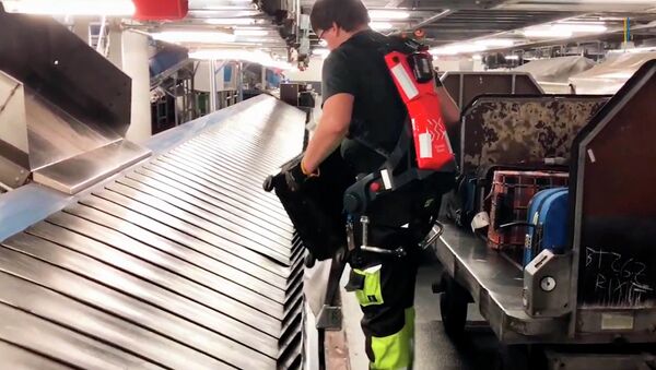 Легче поднимать тяжести — в аэропорту Штутгарта тестируют экзоскелеты. Видео - Sputnik Кыргызстан