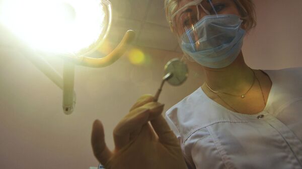 Врач стоматолог проводит осмотр. Архивное фото  - Sputnik Кыргызстан