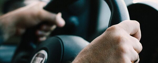 Мужчина за рулем автомобиля. Архивное фото - Sputnik Кыргызстан