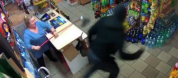 Продавщица отбилась от вооруженного грабителя шваброй. Видео - Sputnik Кыргызстан