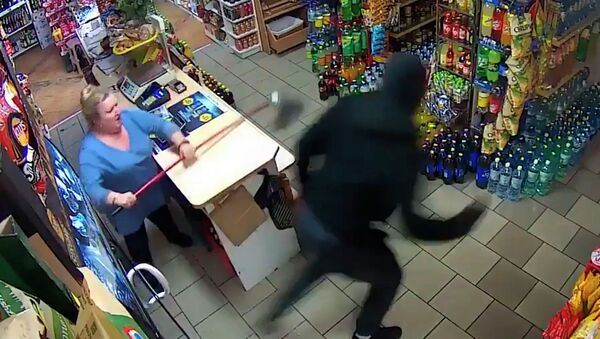 Продавщица отбилась от вооруженного грабителя шваброй. Видео - Sputnik Кыргызстан