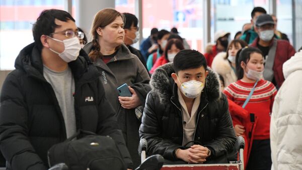 Пассажиры в медицинских масках в аэропорту. Архивное фото - Sputnik Кыргызстан