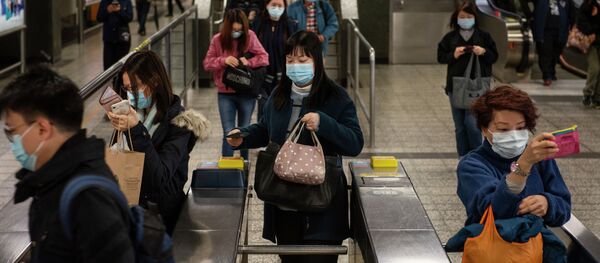 Пассажиры в защитных масках на станции метро. Архивное фото Пассажиры в защитных масках на станции метро. Архивное фото - Sputnik Кыргызстан