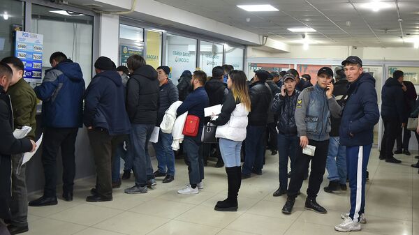Калкты тейлөө борборундагы кезек. Архив - Sputnik Кыргызстан