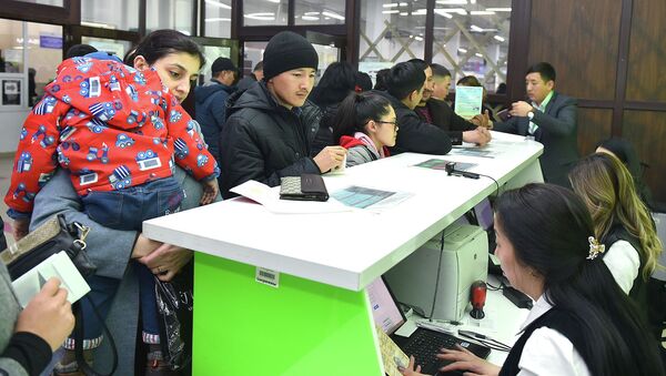 Прием граждан в центрах обслуживании населения. Архивное фото - Sputnik Кыргызстан