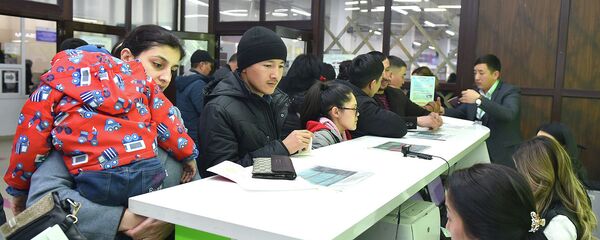 Внезапное посещение Мухаммедкалыя Абылгазиева ЦОН-2 Бишкека Внезапное посещение Мухаммедкалыя Абылгазиева ЦОН-2 Бишкека - Sputnik Кыргызстан