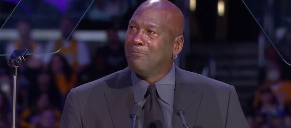 Майкл Джордан заставил зал плакать и смеяться на прощании с Коби — видео - Sputnik Кыргызстан