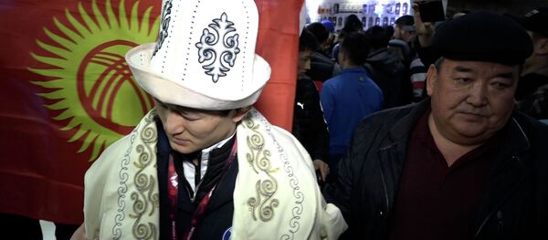 Глаза чемпиона Жолдошбекова не видели, его вели под руки — видео из аэропорта Глаза чемпиона Жолдошбекова не видели, его вели под руки — видео из аэропорта - Sputnik Кыргызстан