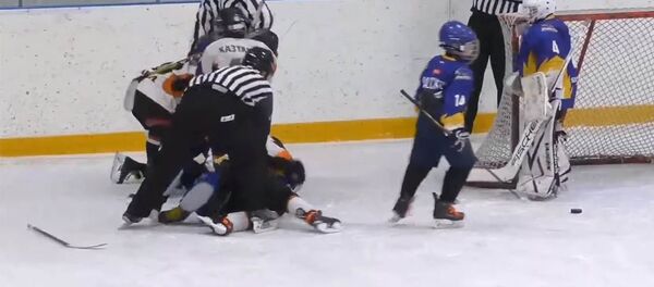 Конор отдыхает — реакция комментатора на драку маленьких хоккеистов. Видео - Sputnik Кыргызстан