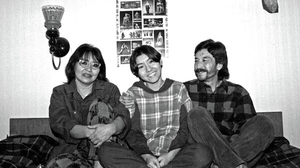 Известный режиссер Геннадий Базаров, его супруга Райва Тойгонбаева и их дочь Зуура, 1998 год, Бишкек  - Sputnik Кыргызстан