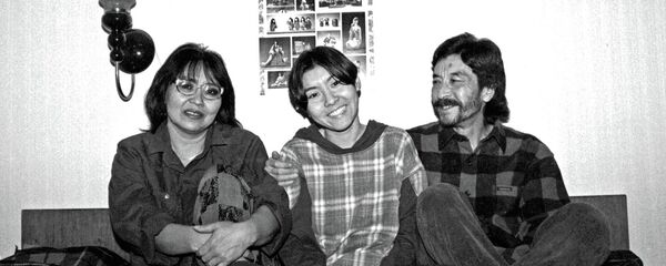 Белгилүү режиссер Геннадий Базаров, байбичеси Райва Тойгонбаева жана кызы Зууранын сүрөтү 1998-жылы Бишкек шаарында тартылган - Sputnik Кыргызстан