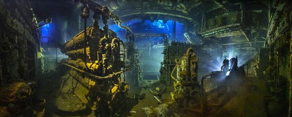 Снимок THE ENGINE немецкого фотографа Tobias Friedrich,  победивший в категории Wrecks конкурса The Underwater Photographer of the Year 2020  - Sputnik Кыргызстан