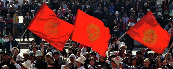 Молодые люди несут флаг Кыргызстана. Архивное фото - Sputnik Кыргызстан