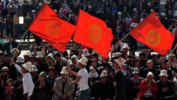 Молодые люди в белых калпаках несут флаг Кыргызстана. Архивное фото  - Sputnik Кыргызстан
