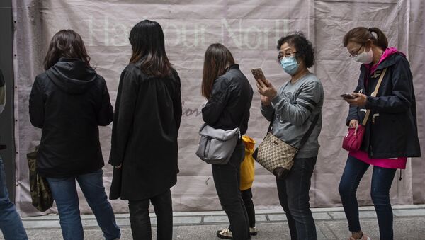 Очередь за защитными масками на одной из улиц в Гонконге. Архивное фото - Sputnik Кыргызстан