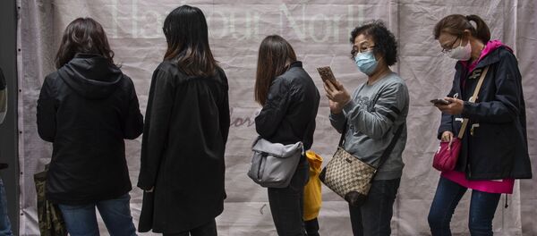 Очередь за защитными масками на одной из улиц в Гонконге. Архивное фото - Sputnik Кыргызстан