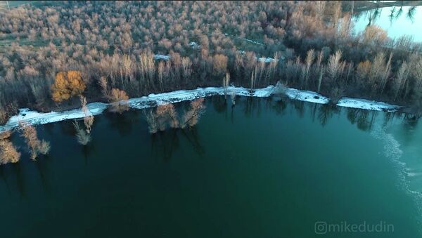 Красота! Водохранилище близ Бишкека оттаивает — видео с дрона - Sputnik Кыргызстан