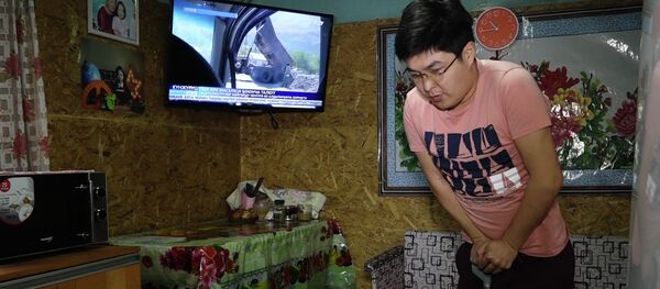 Оорунун айынан вагондобуз! Гемофилиядан жабыркаган Аскат операцияга акча издөөдө - Sputnik Кыргызстан