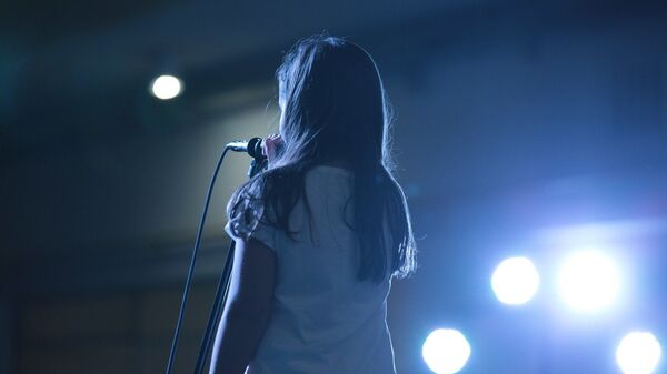 Девочка выступает на сцене. Архивное фото - Sputnik Кыргызстан