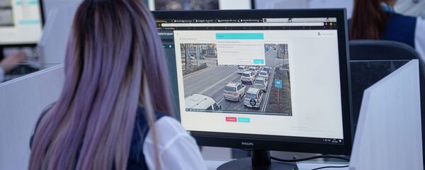 Сотрудница центра мониторинга ГУОБДД. Архивное фото Сотрудница центра мониторинга ГУОБДД. Архивное фото - Sputnik Кыргызстан