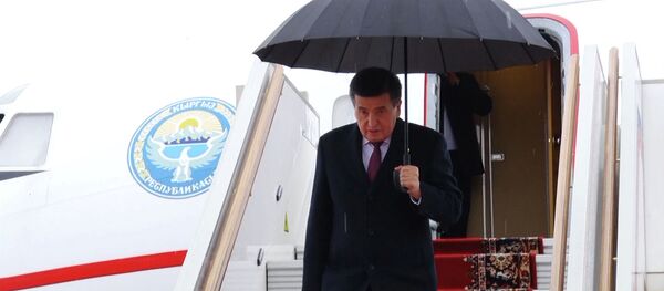 Жээнбеков прилетел в Москву — как его встречали. Видео - Sputnik Кыргызстан