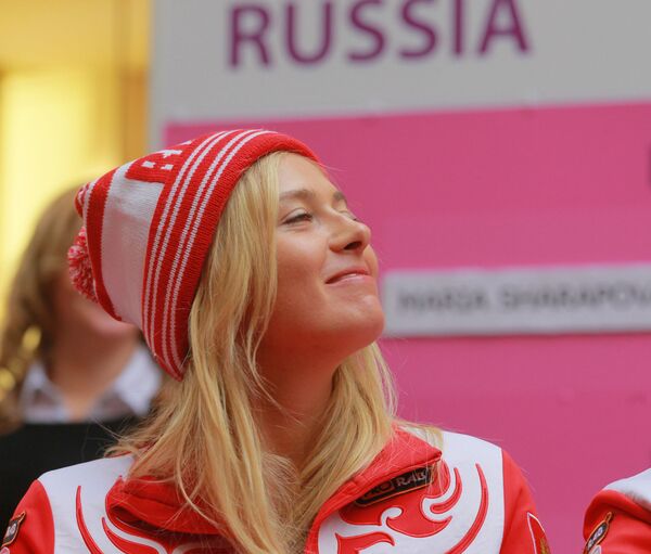 Мария Шарапова на церемонии жеребьевки 1/4 финала Мировой группы Кубка Федерации, 2012 год - Sputnik Кыргызстан