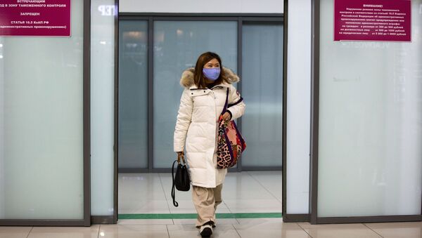 Пассажир в защитной маске в аэропорту. Архивное фото - Sputnik Кыргызстан