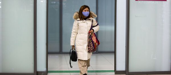 Аял медициналык маскачан эл аралык аэропортунда жүргөн убакытта. Архив - Sputnik Кыргызстан