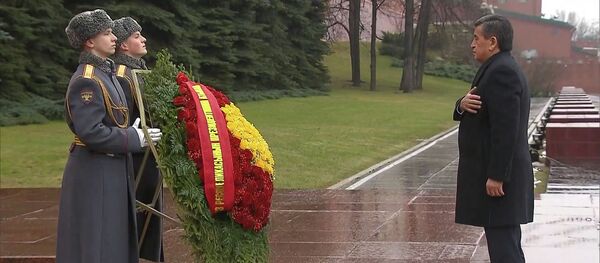 Жээнбеков возложил цветы к Могиле Неизвестного солдата — видео - Sputnik Кыргызстан