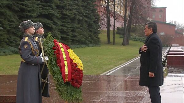 Жээнбеков возложил цветы к Могиле Неизвестного солдата — видео - Sputnik Кыргызстан