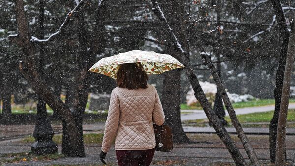 Женщина с зонтом. Архивное фото - Sputnik Кыргызстан