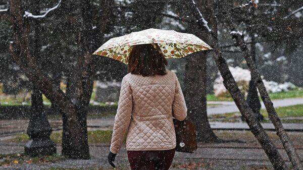 Девушка с зонтом во время снегопада. Архивное фото - Sputnik Кыргызстан