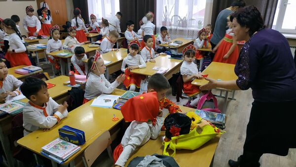День славянской письменности в школе № 1 - Sputnik Кыргызстан
