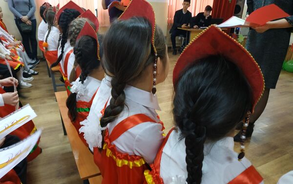 Ученики младших классов подготовили концертные номера. - Sputnik Кыргызстан