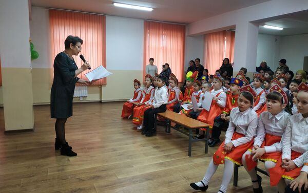 Кыргызстанские школьники на открытом уроке отметили День славянской письменности и попрощались с букварем - Sputnik Кыргызстан