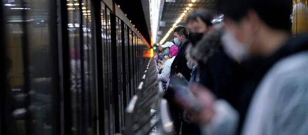 Горожане ждут поезд на станции метро в Шанхае Горожане ждут поезд на станции метро в Шанхае - Sputnik Кыргызстан