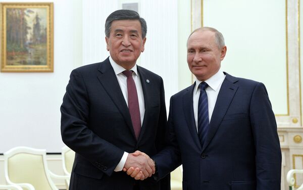 Российский лидер Владимир Путин поприветствовал президента Кыргызстана Сооронбая Жээнбекова в Кремл - Sputnik Кыргызстан