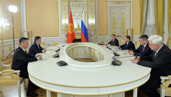 Президент Кыргызстана Сооронбай Жээнбеков во время встречи с заместителем председателя Совета безопасности Российской Федерации Дмитрием Медведевым - Sputnik Кыргызстан