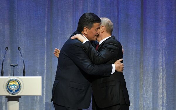Объявив начало исторического для двух стран года, президенты обнялись на сцене. - Sputnik Кыргызстан